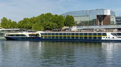MS MONARCH COUNTESS